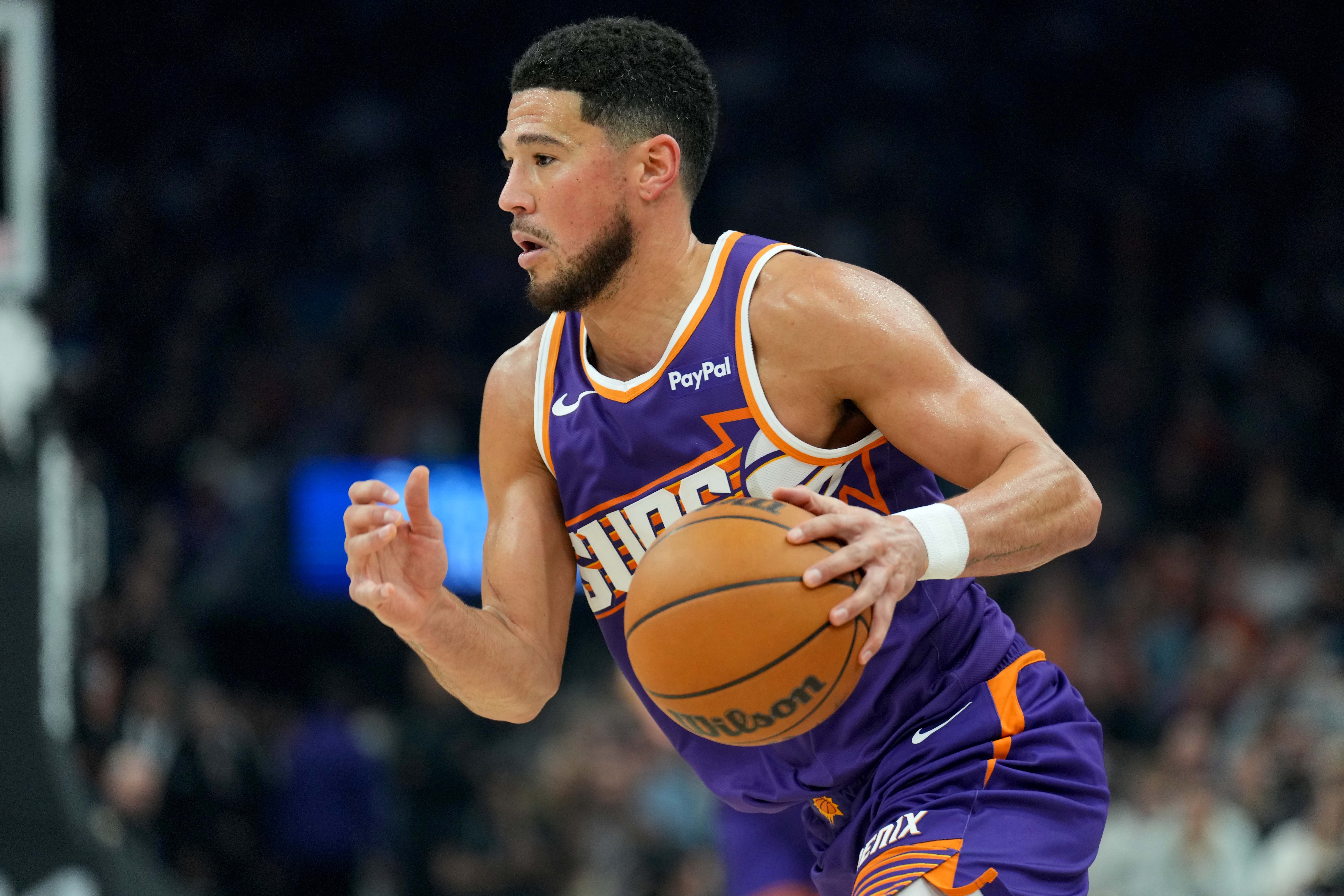 华体会官网-稳定输出！布克半场9中5拿下12分2板3助